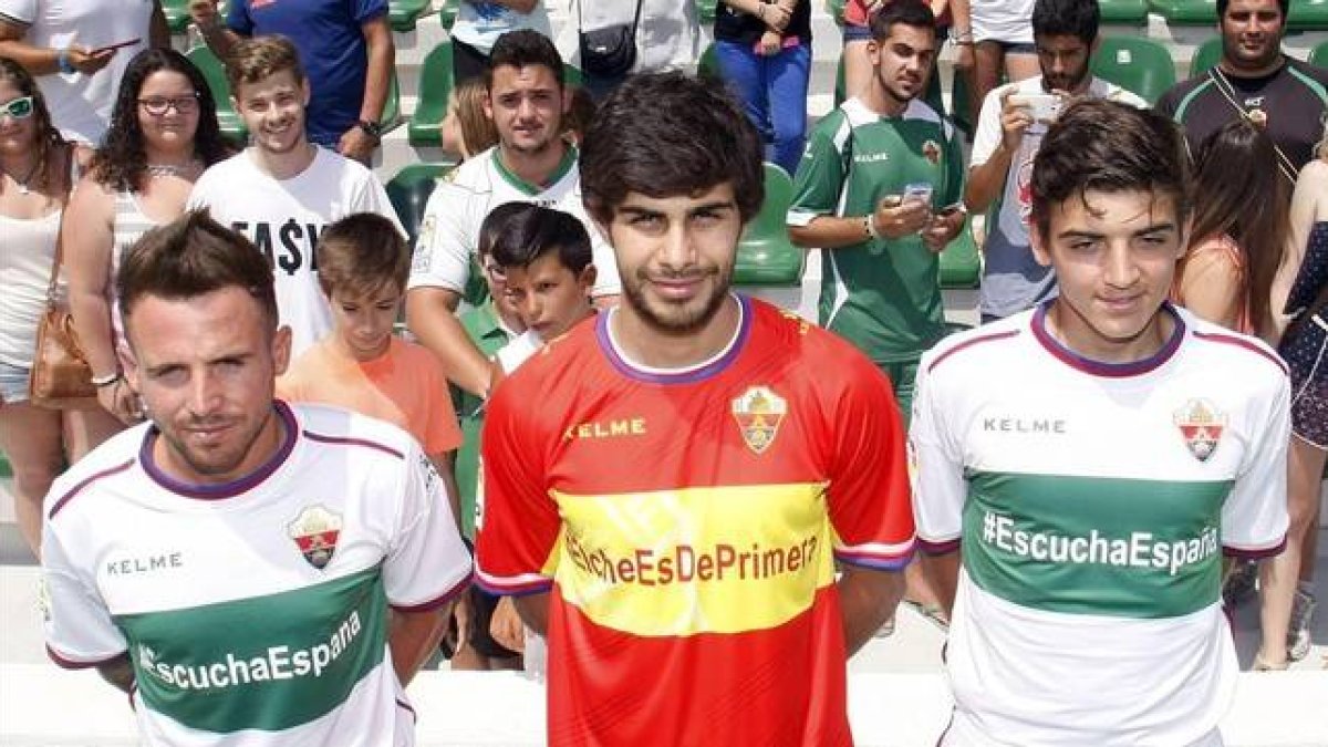 Jugadores del Elche posan con las equipaciones de la próxima temporada.-Foto: EFE / MORELL