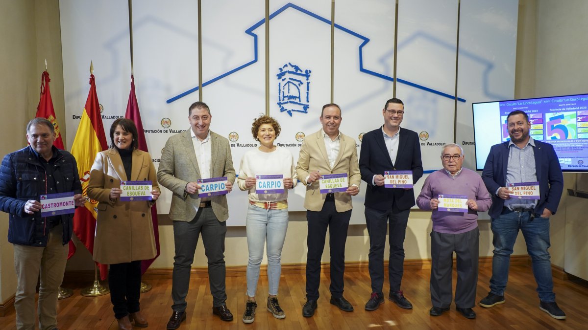 El vicepresidente de la Diputación, Victor Alonso, el diputado de Juventud y Deportes, Javier González, y la atleta Mayte Martínez presentan el XXVII Circuito ‘Las Cinco Leguas’. / Miguel Ángel Santos