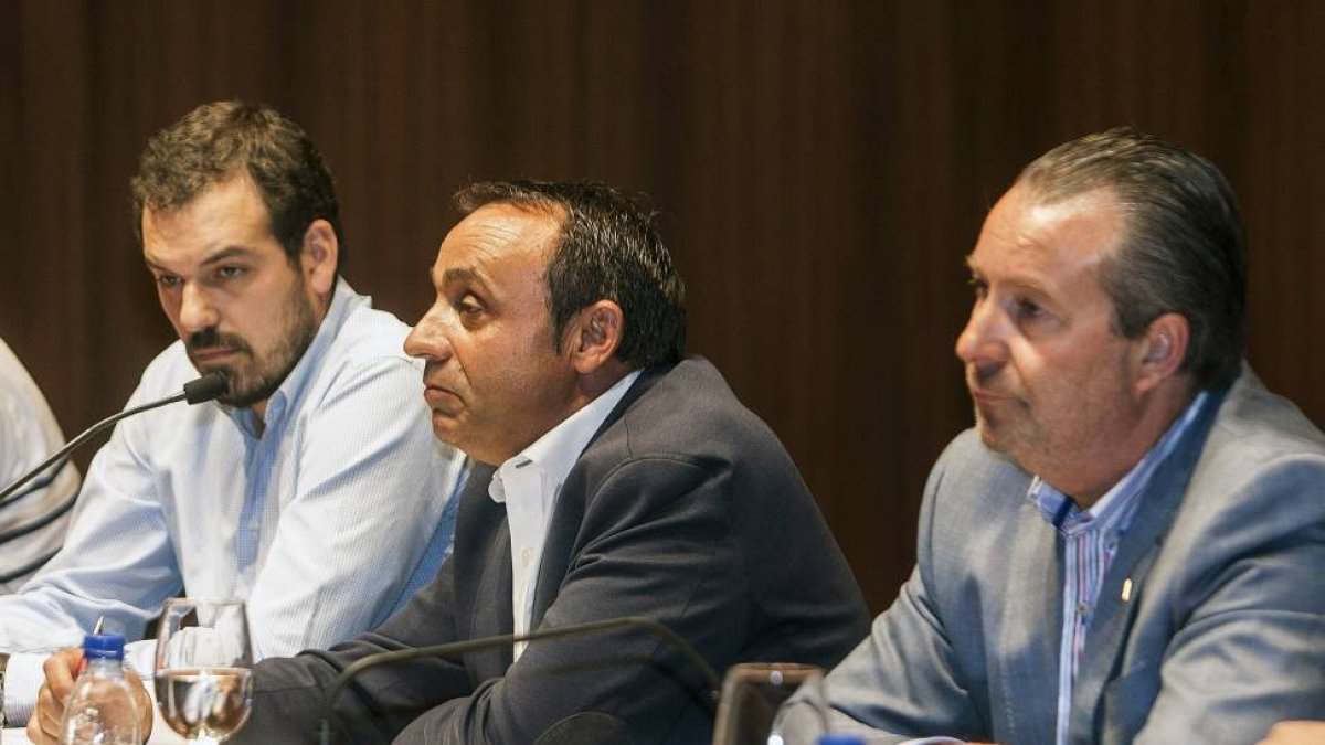 El presidente regional de Asaja, Donaciano Dujo (D) junto al presidente provincial, Honorato Meneses (C) en la asamblea anual de la organización agraria en Palencia.-Ical