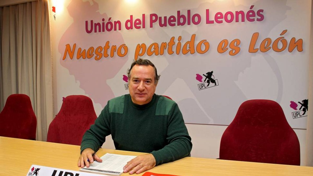 El procurador leonesista en las Cortes de Castilla y León, Alejandro Valderas, presenta las enmiendas al presupuesto de la Junta para el 2015-Ical