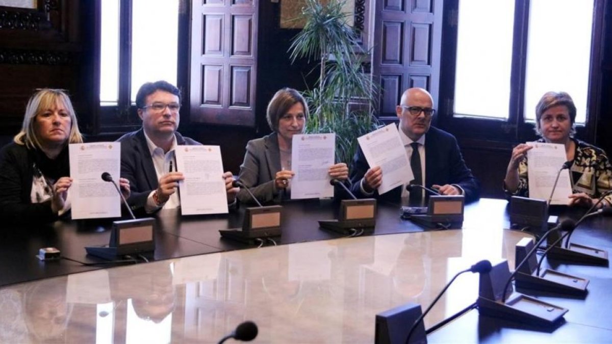 Los miembros de la Mesa del Parlament muestran las notificaciones recibidas sobre la nulidad de la resolución del referéndum unilateral.-BEGOÑA FUENTES