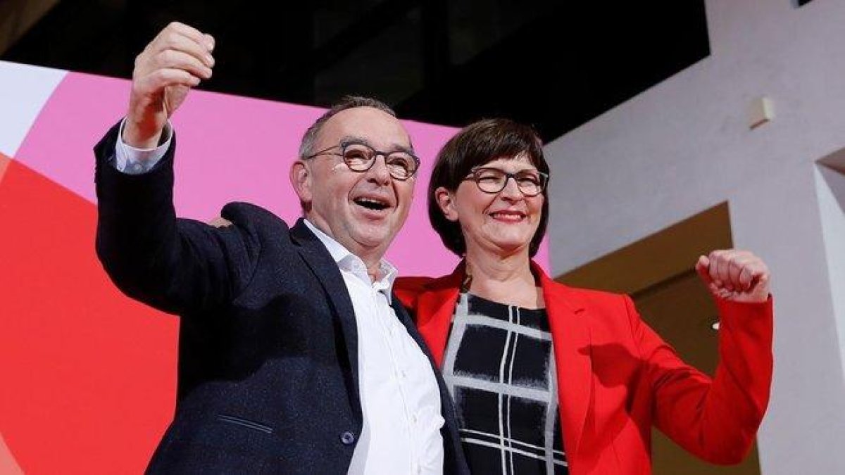 Saskia Esken (derecha) y Norbert Walter-Borjans se han erigido vencedores de las primarias del SPD alemán.-AXEL SCHMIDT (AFP)