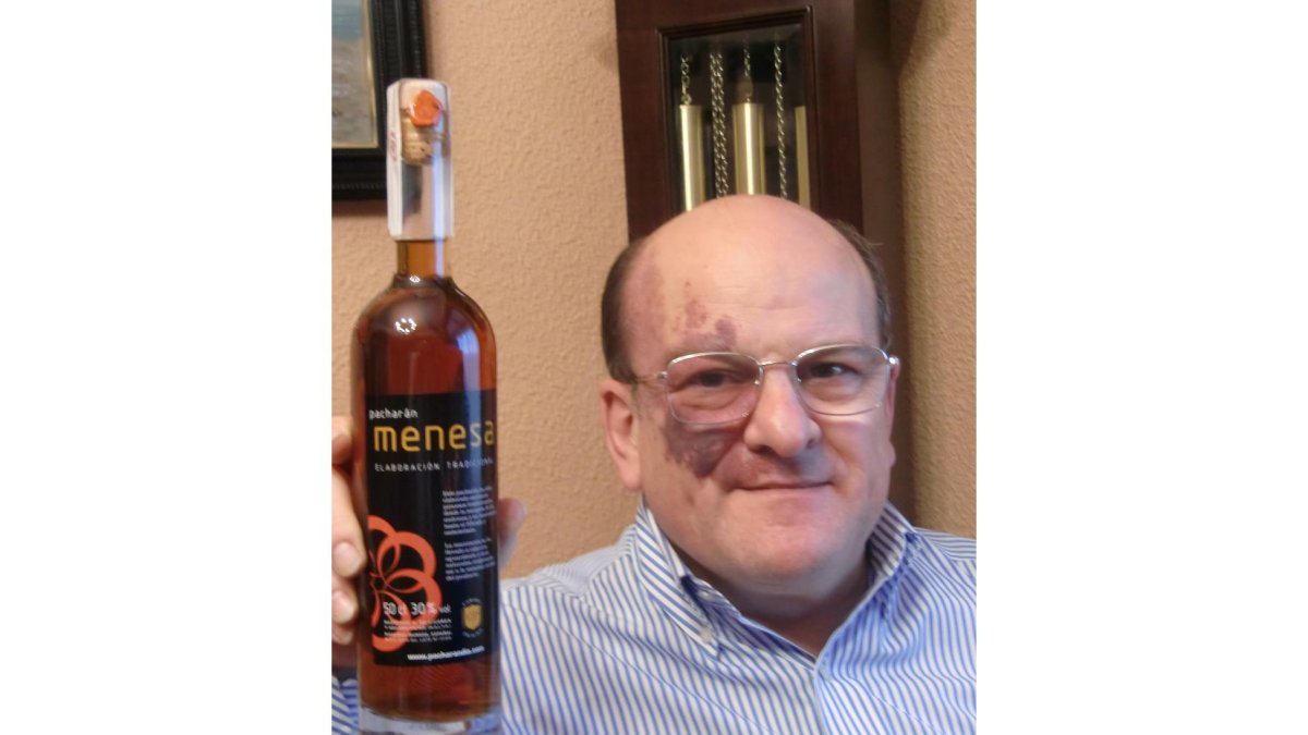 La bodega de Rafael Cámara tiene un amplio catálogo de recetas para cóctels y maridajes con este pacharán gourmet, en el que no faltan el mojito o la combinación con un buen puro. | ECB
