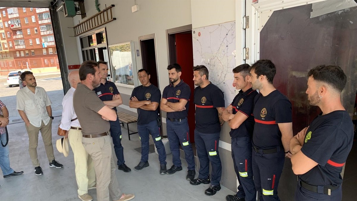 El alcalde de Valladolid, Óscar Puente, habla con operarios de Bomberos de Valladolid. - E. PRESS