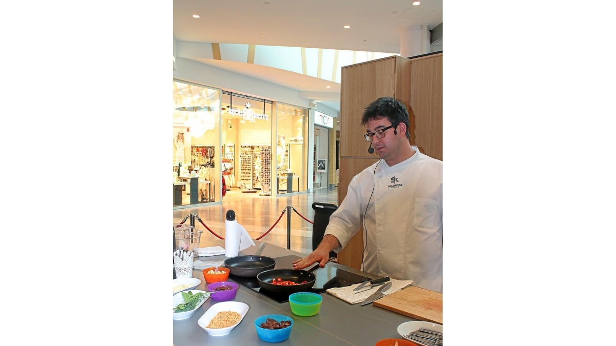 Uno de los chefs imparte una clase de cocina.-E. M.