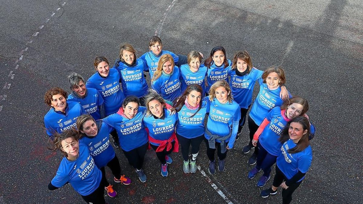 Las componentes del equipo del Lourdes Atletismo posan en el patio del histórico centro vallisoletano.-PABLO REQUEJO