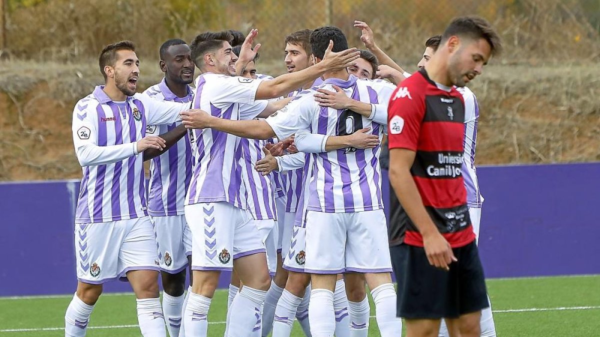 Los jugadores del Real Valladolid B felicitan a Miguel, de espaldas, tras lograr el 1-0.-J.M. LOSTAU
