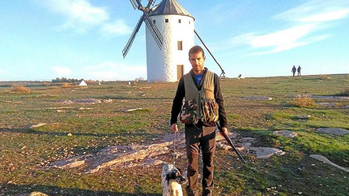 El representante de Castilla y León para la final masculina, el palentino Asier Mate y su perra setter Desi.-EL MUNDO