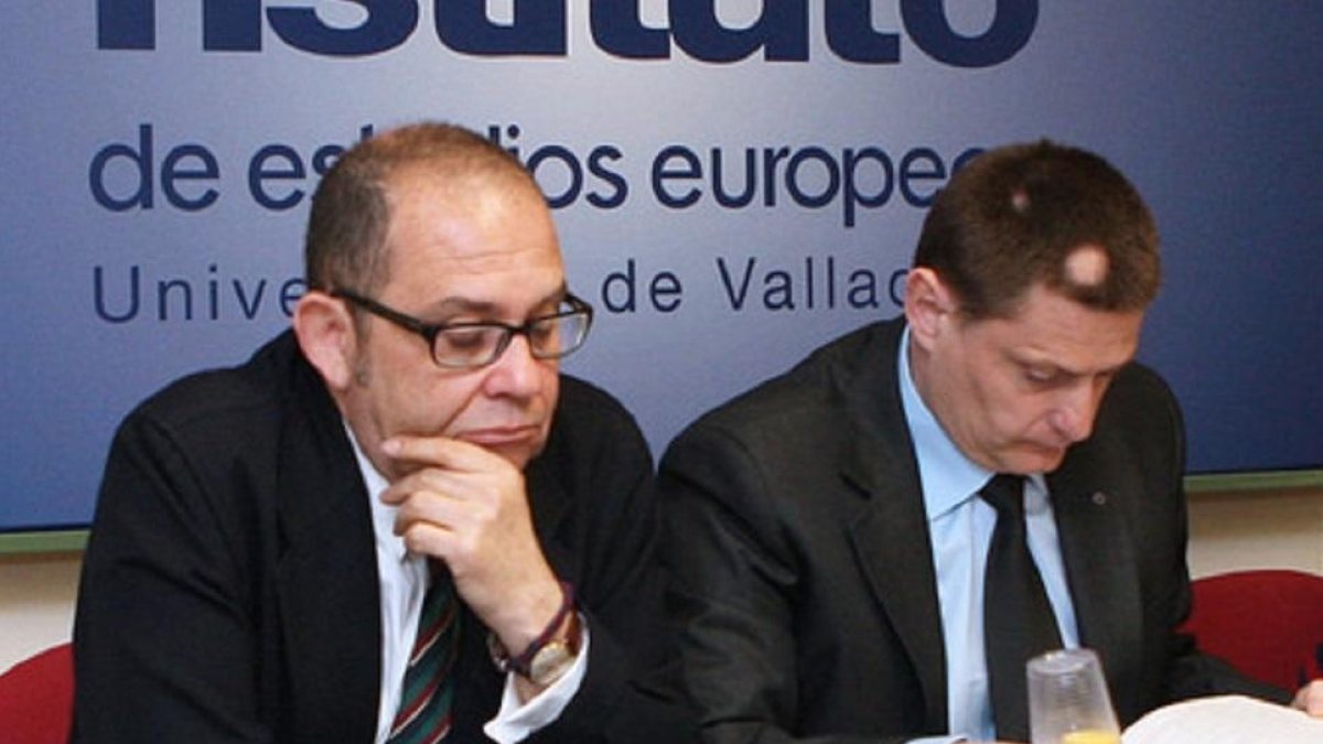 Alfredo Allúe, primero por la izquierda en una imagen de archivo durante un acto.-E. M.