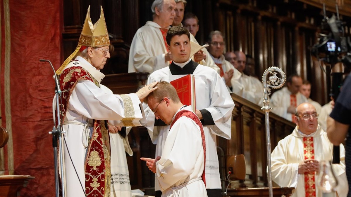 Blázquez ordena sacerdote a Marcos Rebollo en la Catedral de Valladolid. -J. M. LOSTAU