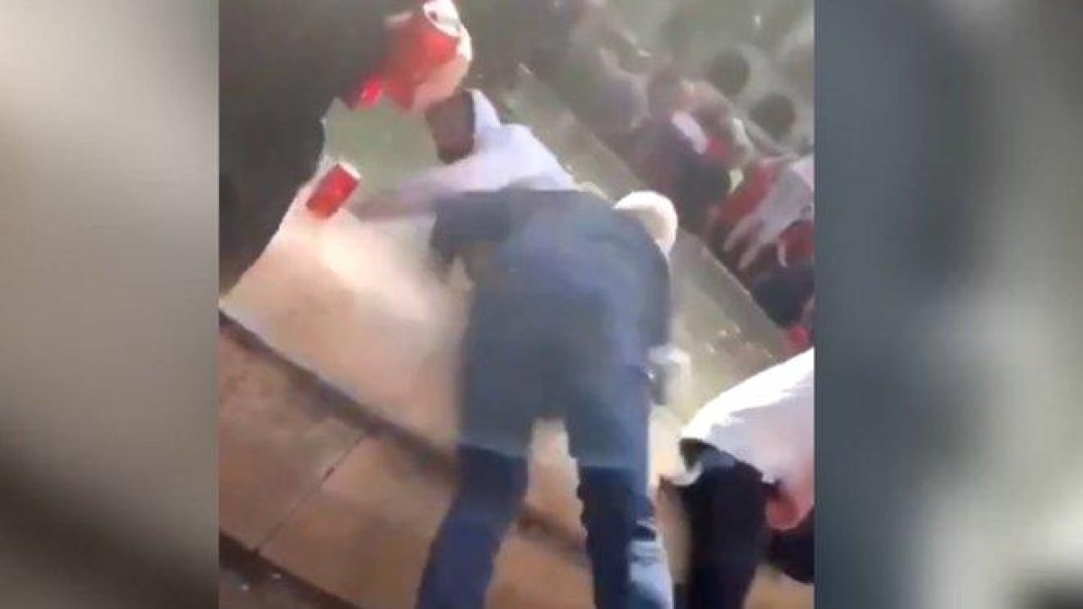 Captura de uno de los vídeos que circulan que recoge el momento en el que un hincha del Liverpool tira a un vendedor ambulante a la fuente de la plaza Reial de Barcelona.-EL PERIÓDICO