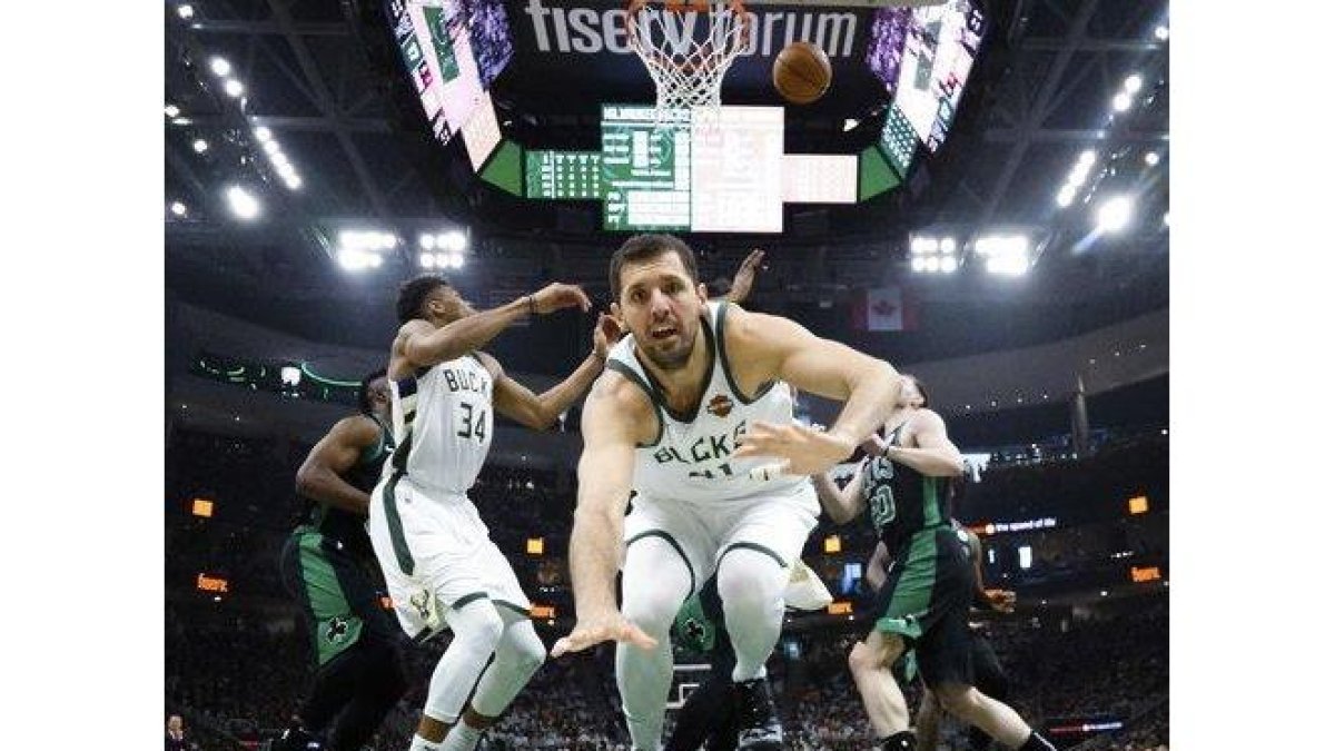 Mirotic estuvo consistente y eficaz al anotar 5 de 9 tiros de campo.-AP