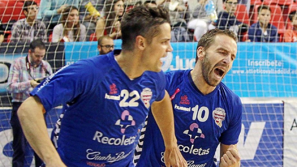 Viscovich y Fernando celebran un gol.-J. M. Lostau