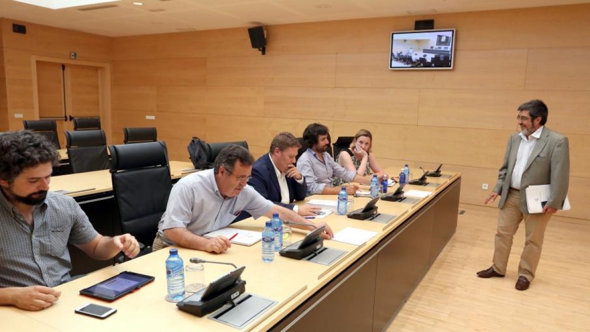 (I a D) José Sarrión IU), José Ignacio Martín Benito y Óscar Álvarez (PSOE), Alfonso García y Mª Isabel Blanco (PP), y Manuel Mitadiel (Cs), participan en la reunión de los miembros de la Comisión de Investigación de las Cajas de Ahorro de las Cortes.-ICAL