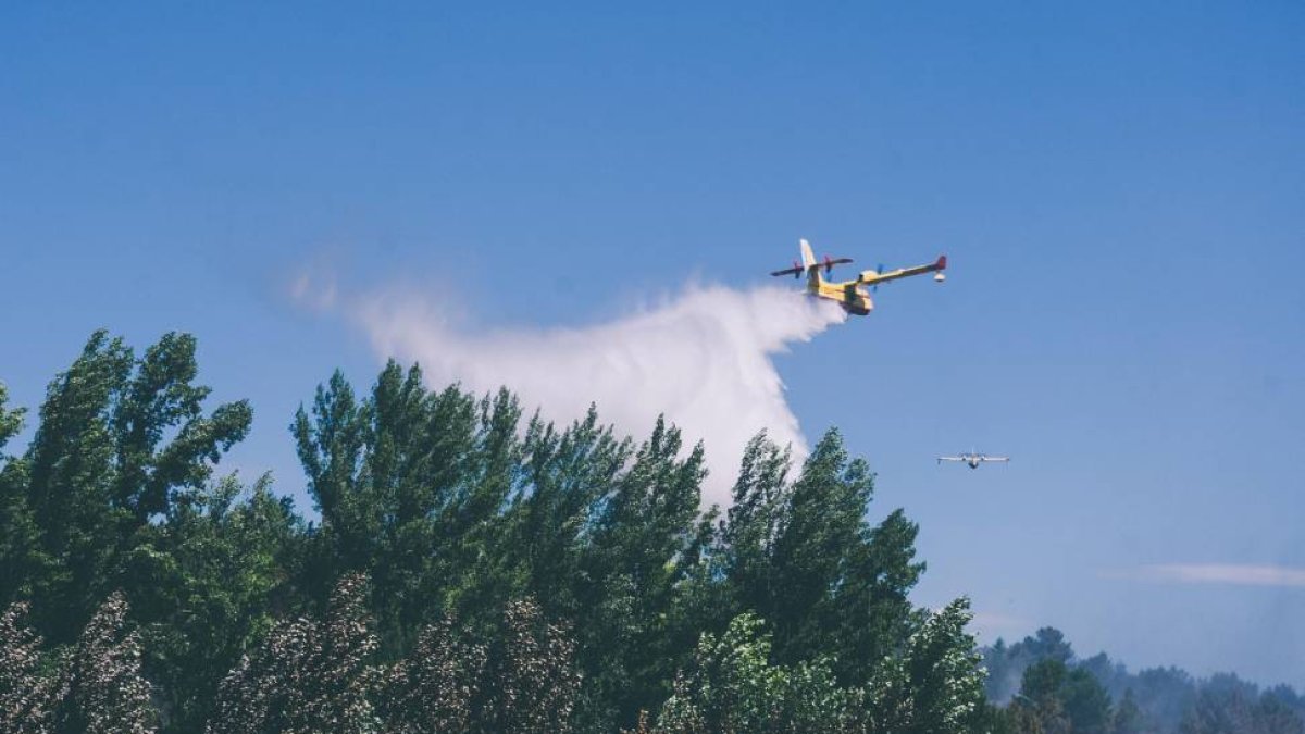 Continuan las labores de extinción del incendio declarado ayer en Barcebalejo-Ical