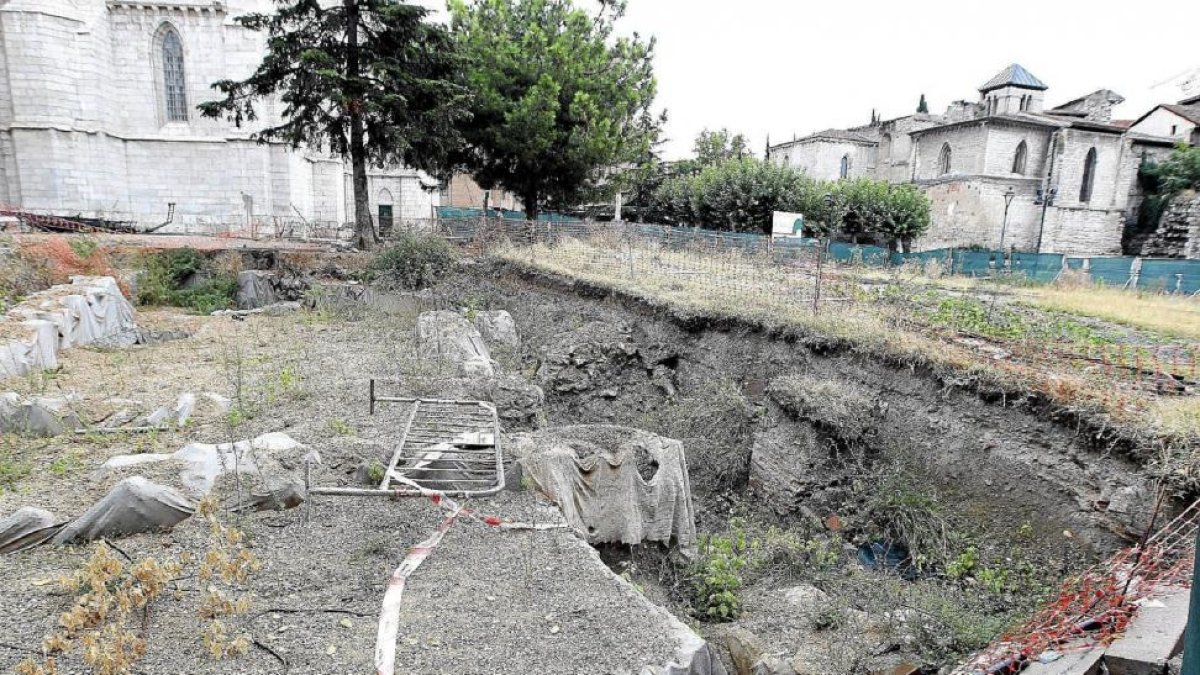 Excavaciones iniciales en el entorno de La Antigua para hacer el aparcamiento, luego desestimado.-M. ÁLVAREZ