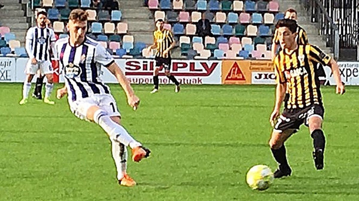 El jugador blanquivioleta Mancuso intenta tapar un centro rival. RVCF