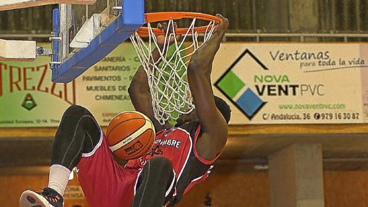 Graham-Bell machaca el aro del Palencia en la primera mitad.-BRÁGIMO
