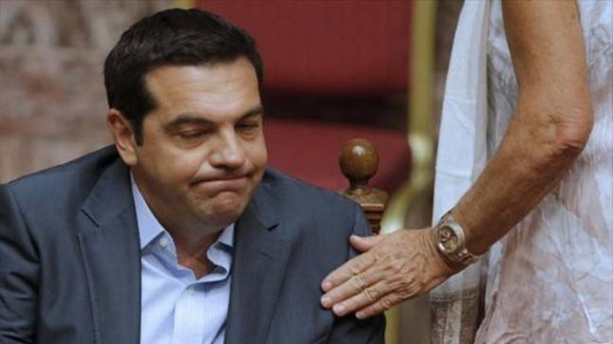 El primer ministro griego, Alexis Tsipras, en el transcurso de la maratoniana jornada en el Parlamento.-REUTERS / CHRISTIAN HARTMANN