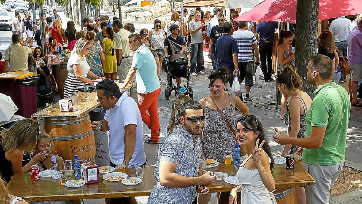 Decenas de personas disfrutan en las casetas de la Feria de Día instaladas en las calles de la ciudad.-J.M. LOSTAU