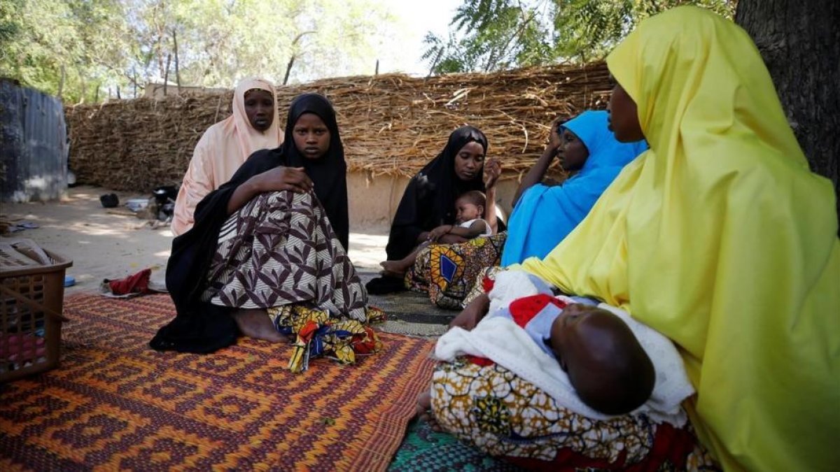 Familiares consuelan a la madre de una de las 110 niñas desaparecidas tras el ataque de Boko Haram a una escuela de Dapchi, en Nigeria, el 24 de febrero.-AFOLABI SOTUNDE (REUTERS)