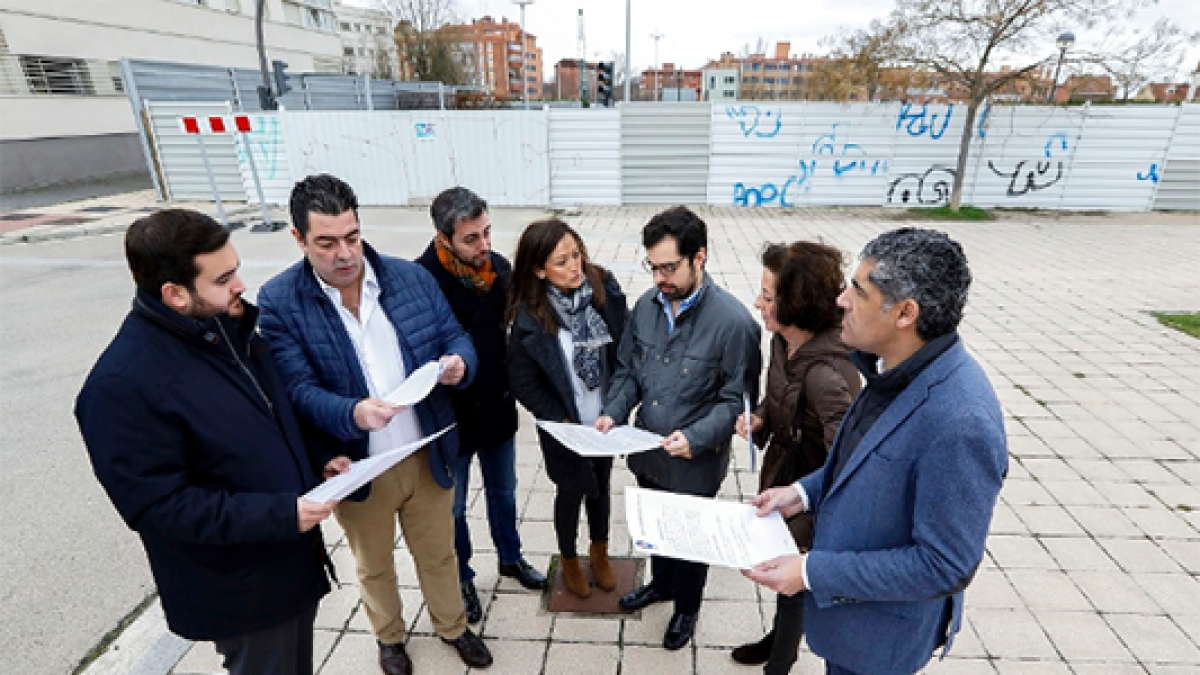 Los miembros del PP municipal y del Grupo Parlamentario frente a las obras del túnel de Andrómeda. J.M. LOSTAU