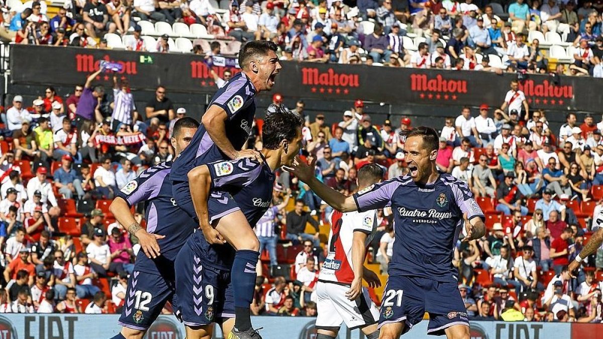 Waldo, eufórico, se sube a lomos de Ünal tras el primer gol del Valladolid ayer en Vallecas.-PHOTO-DEPORTE