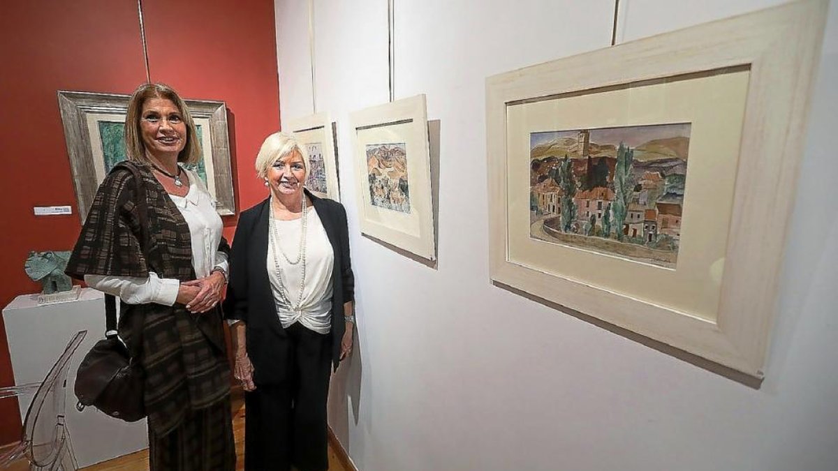 Las dos hijas de Agustín Redondela:Teresa y Adela junto a algunos de los cuadros expuestos durante todo este mes en la galería de arte Rafael-PHOTOGENIC