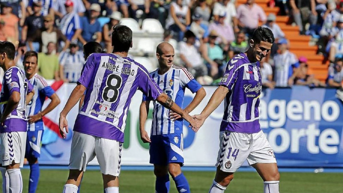 André Leão despide al central Juanpe tras ser expulsado en el minuto 22 de la primera parte .-Luis de la Mata.