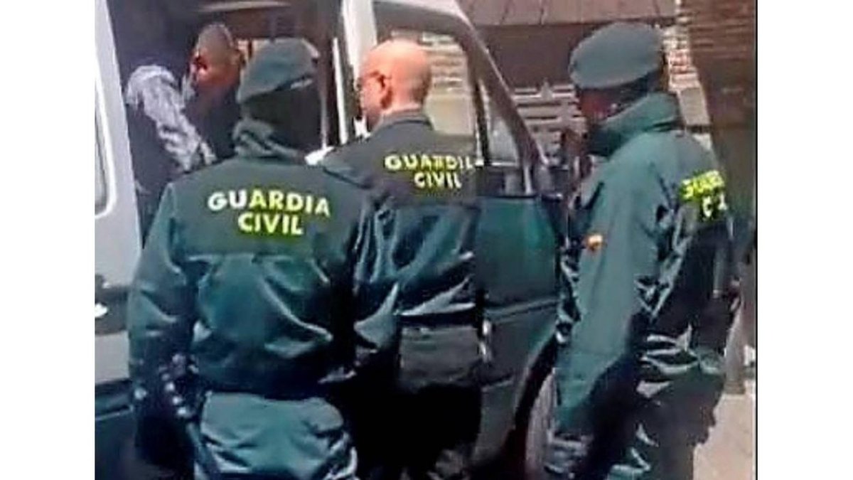 El 'suegro' de la secuestradora a su llegada al juzgado.-