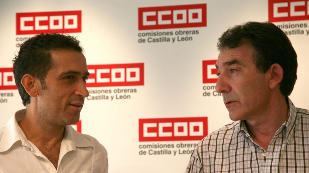 Vicente Andrés con Ángel Hernández en una imagen de archivo.-ICAL