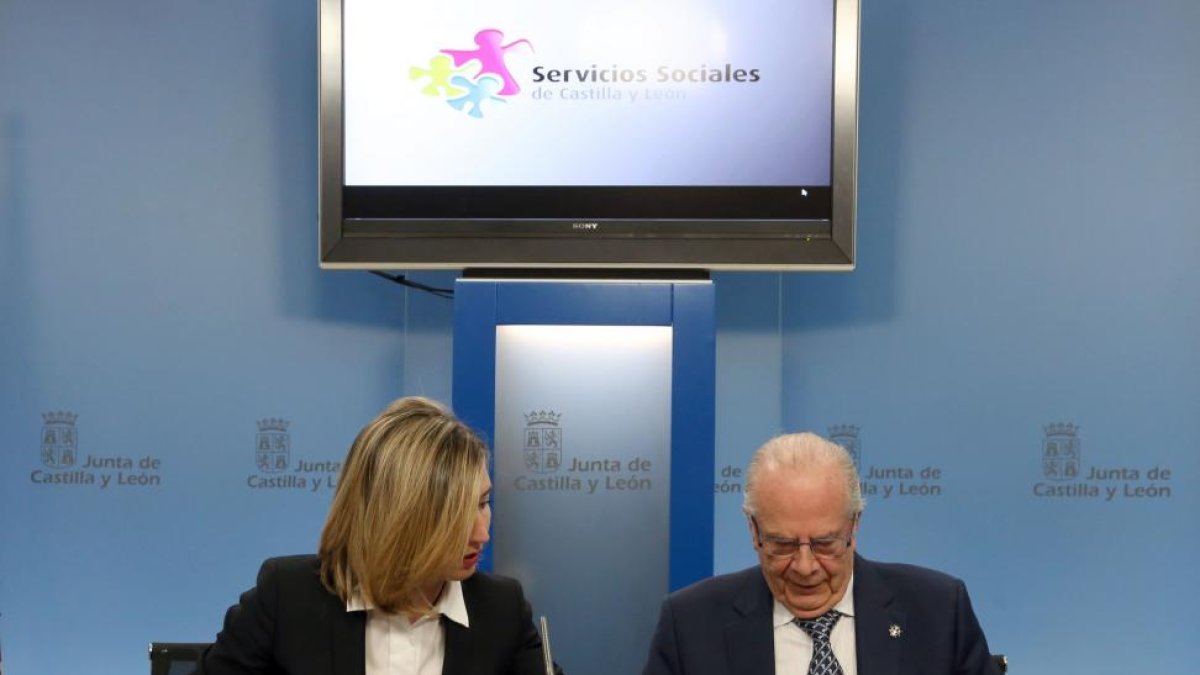 La consejera de Familia e Igualdad de Oportunidades, Alicia García, y el procurador del Común, Javier Amoedo, firman un convenio de colaboración y coordinación relativo a la Red de Protección a las Personas y Familias más Vulnerables-ICAL