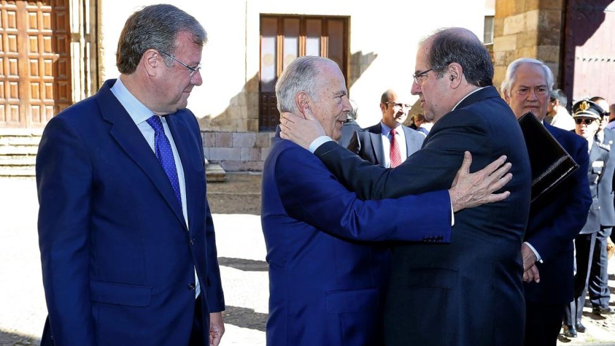 Javier Amoedo y Juan Vicente Herrera se saludan en presencia del alcalde de León, Antonio Silván.-ICAL