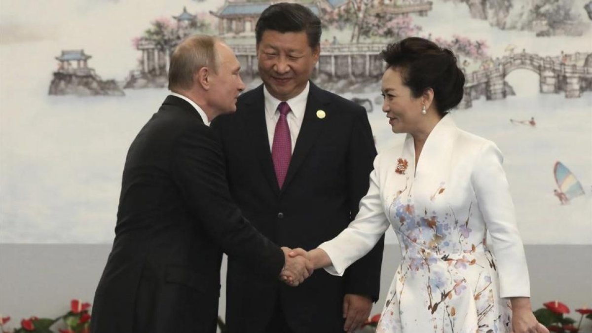 Xi Jinping (centro) y su esposa, Peng Liyuan, dan la bienvenida al presidente ruso, Vladímir Putin, en Xiamen, el 4 de septiembre-EFE / WU HONG