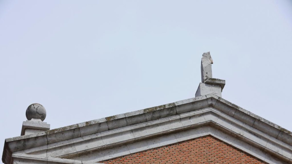 20230512. Valladolid. La cruz De la Iglesia de las esclavas del Sagrado corazón ubicada en la plaza El Salvador ha sido alcanzada por un rayo dejando cascotes por toda la plaza.