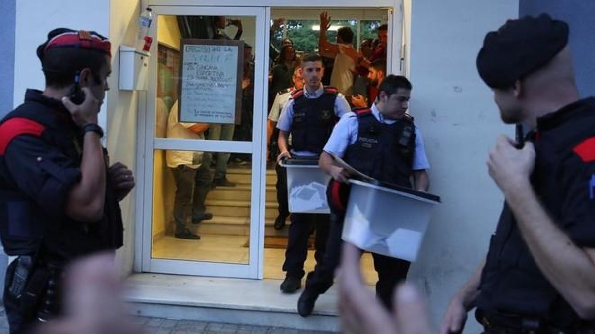 Los Mossos se llevan de un colegio de Barcelona las urnas del referendum del 1 de octubre del 2017.-RICARD CUGAT