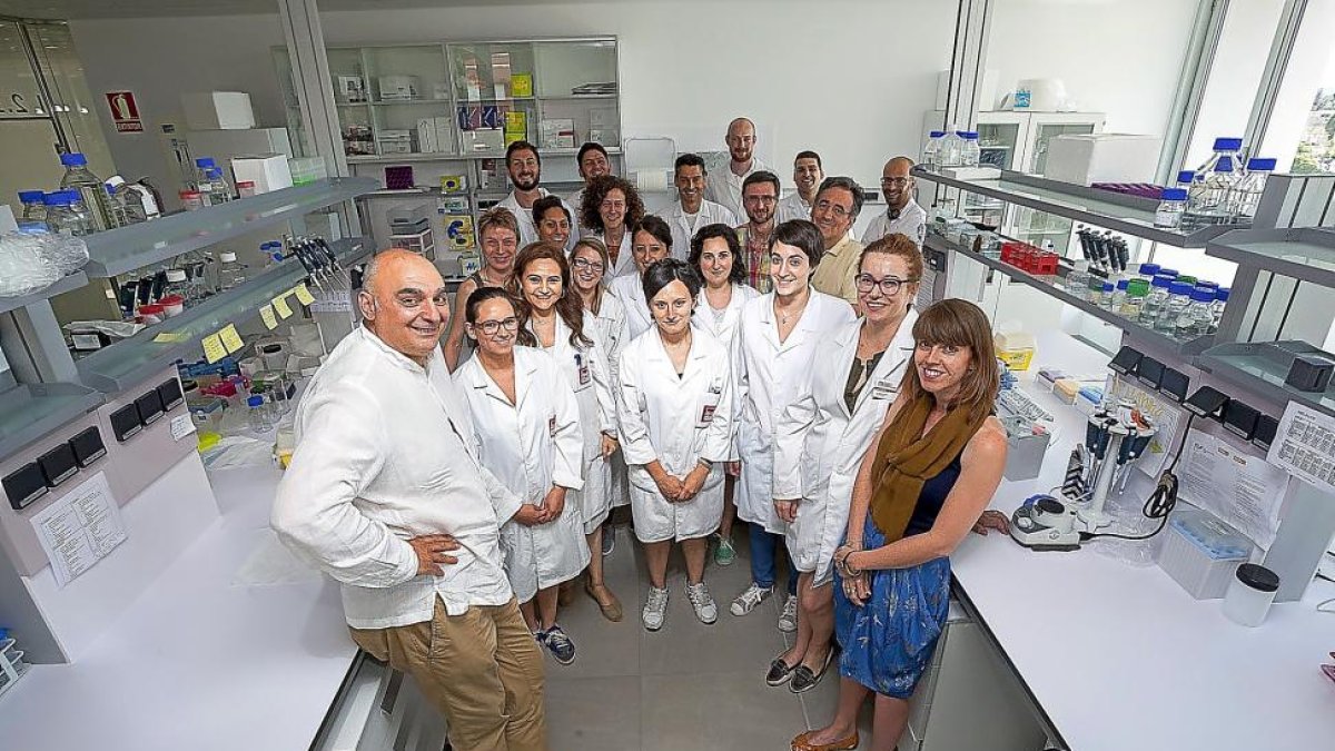 Miembros del grupo Bioforge de la Universidad de Valladolid en uno de los laboratorios del edificio LUCÍA-Pablo Requejo