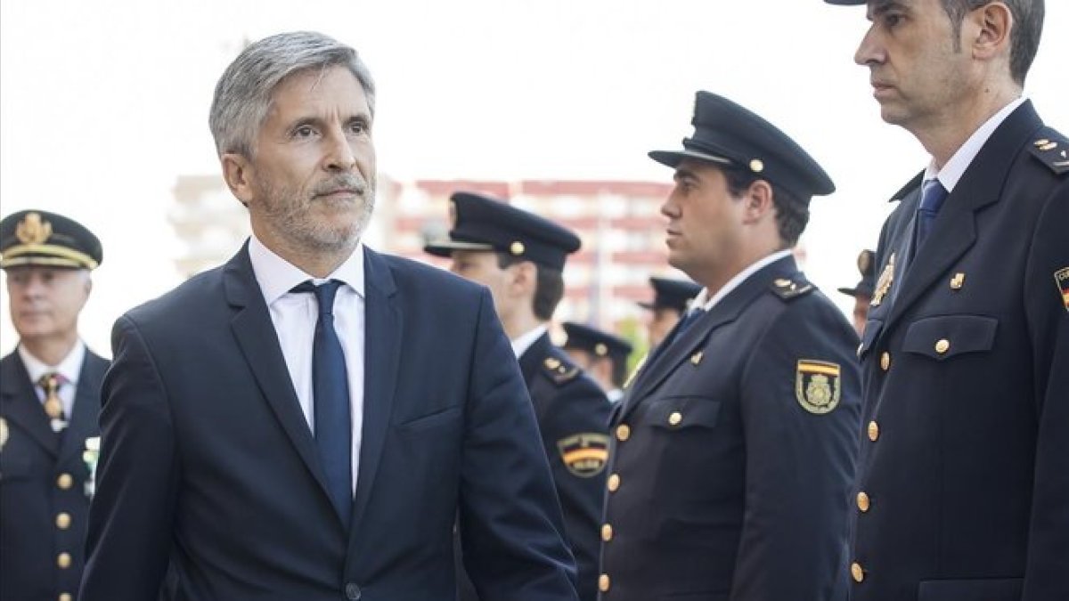 El ministro del Interior, Fernando Grande-Marlaska, pasa revista a una unidad del Cuerpo Nacional de Policía en Valencia en septiembre pasado.-MIGUEL LORENZO