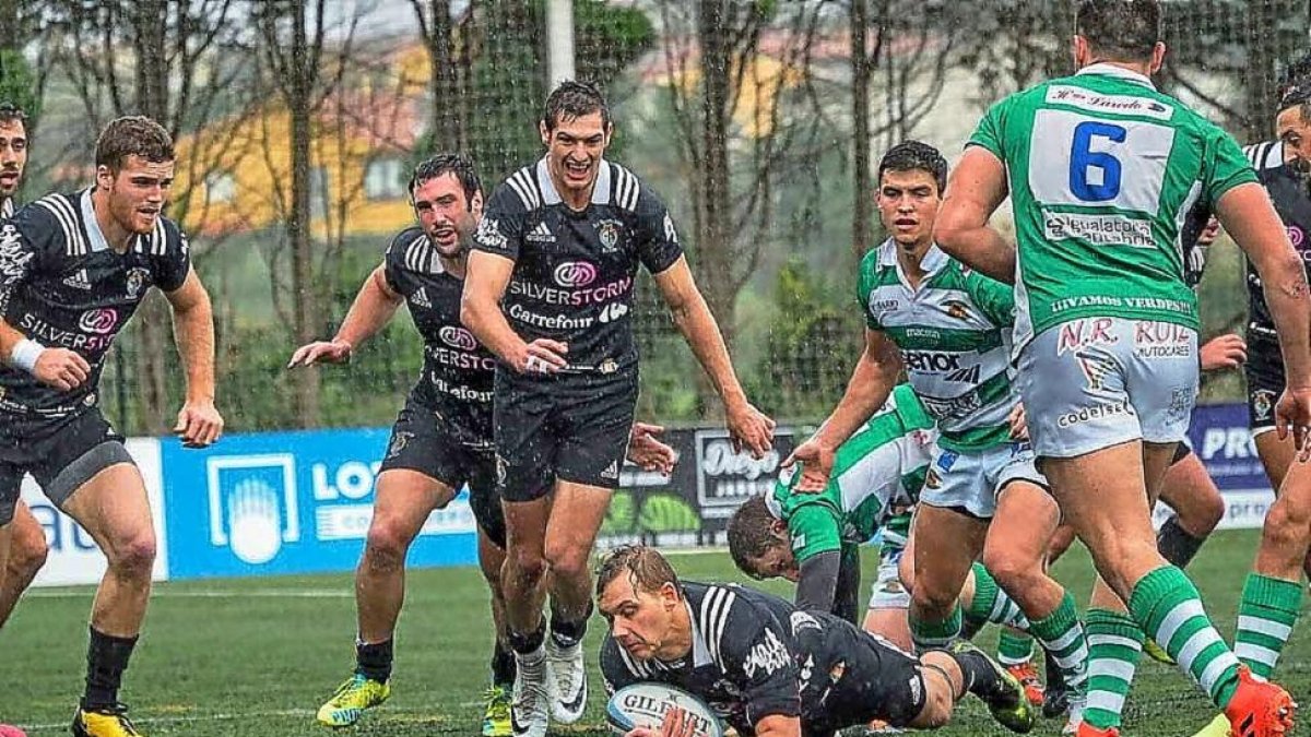 Christian Rust atrapa el oval, ayer frente al Independiente.-MANUEL A. GONZÁLEZ