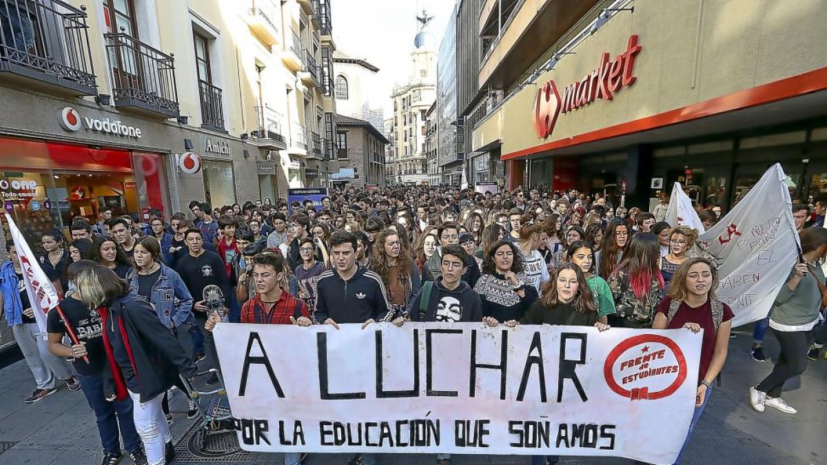 Los estudiantes encabezan la manifestación matutina contra la LOMCE.-ICAL