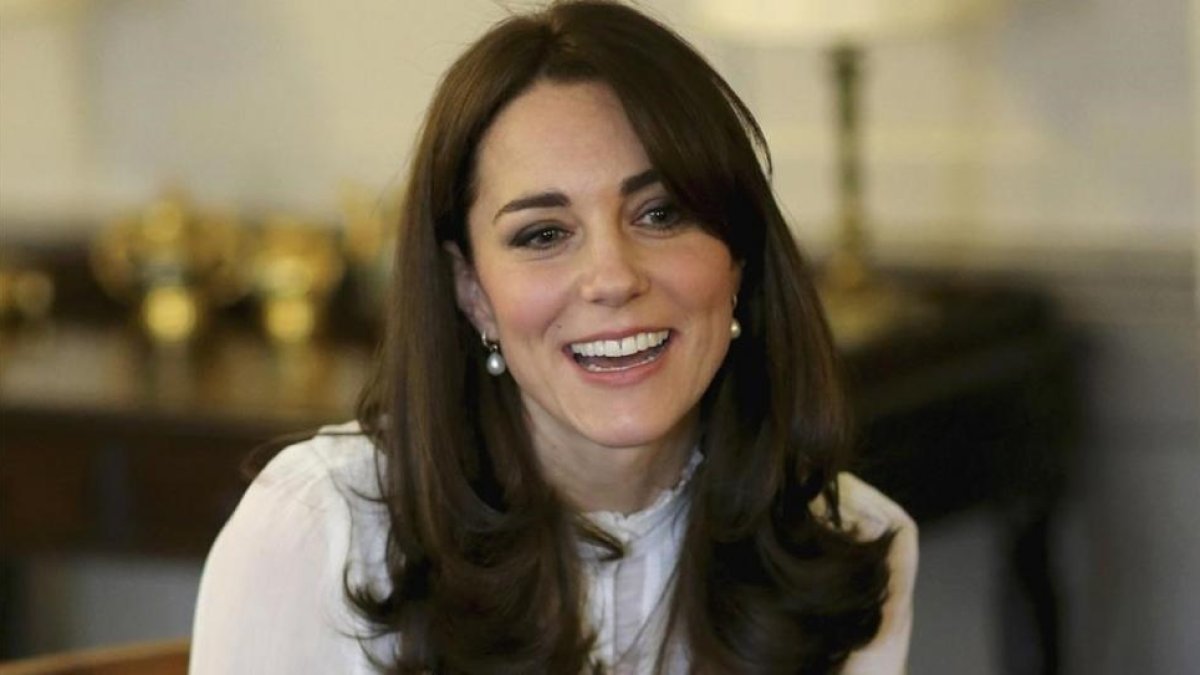 Kate Middleton, la duquesa de Cambridge, fue portada en toples de la revista 'Closer' en el 2012.-REUTERS
