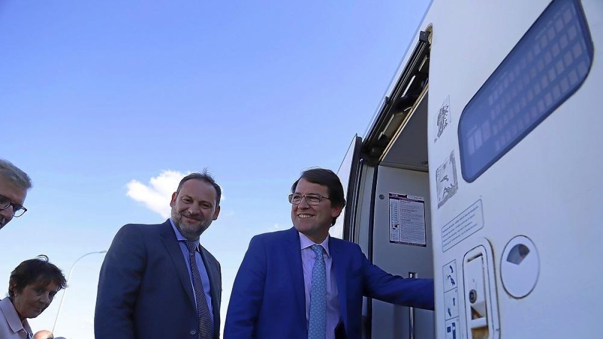 El ministro José Luis Ábalos y el presidente de la Junta, Alfonso Fernández Mañueco, en el momento de subir al tren para realizar el recorrido de seguridad-ICAL