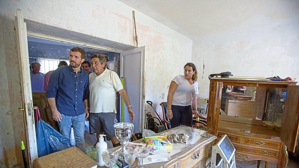 DECLARACIÓN DE ZONA CATASTRÓFICA. El líder del PP, Pablo Casado, visitó ayer la zona afectada por la riada del lunes en Las Navas del Marqués.-ICAL