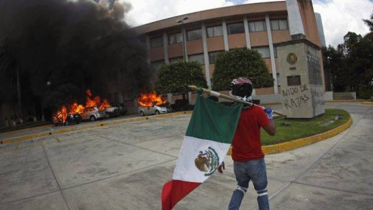Un manifestante pasa por delante de la sede del Congreso del Estado de Guerrero.-Foto: JORGE DAN LOPEZ / REUTERS