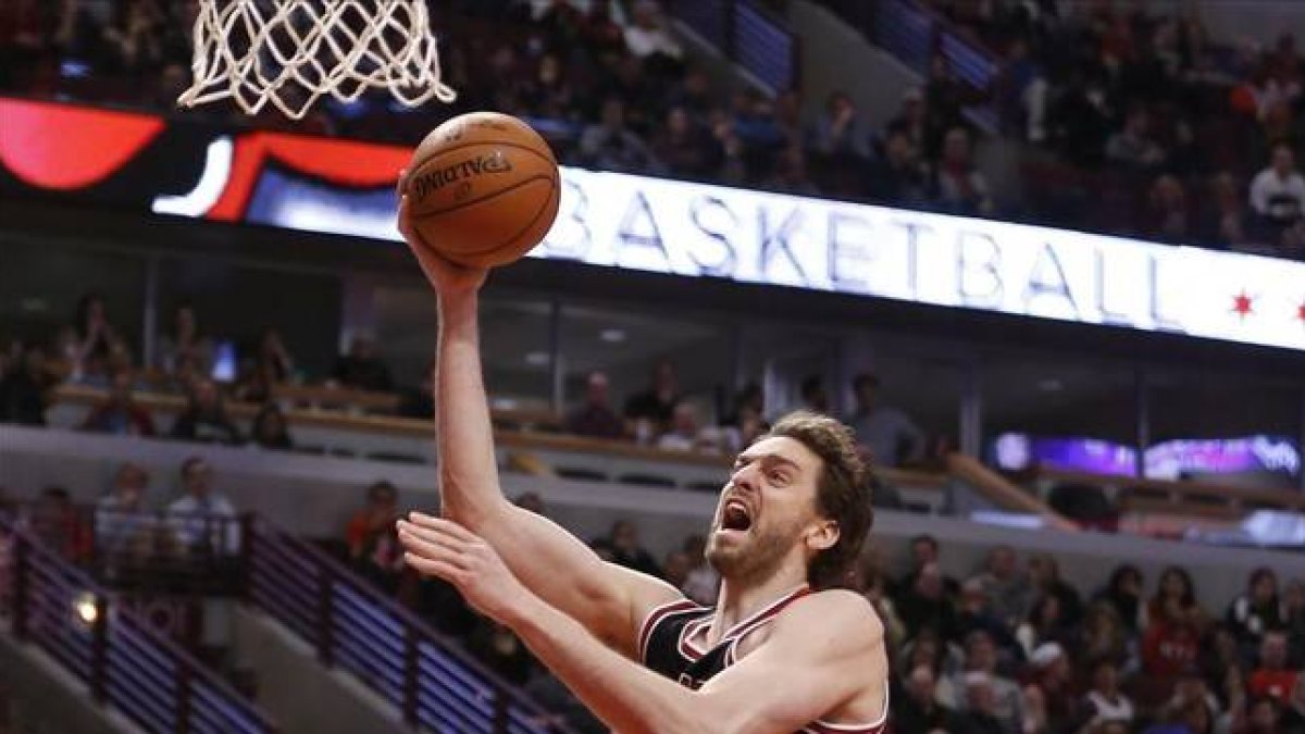 Pau Gasol entra a canasta durante el partido de los Bulls.-Foto:   AP / CHARLES REX ARBOGAST