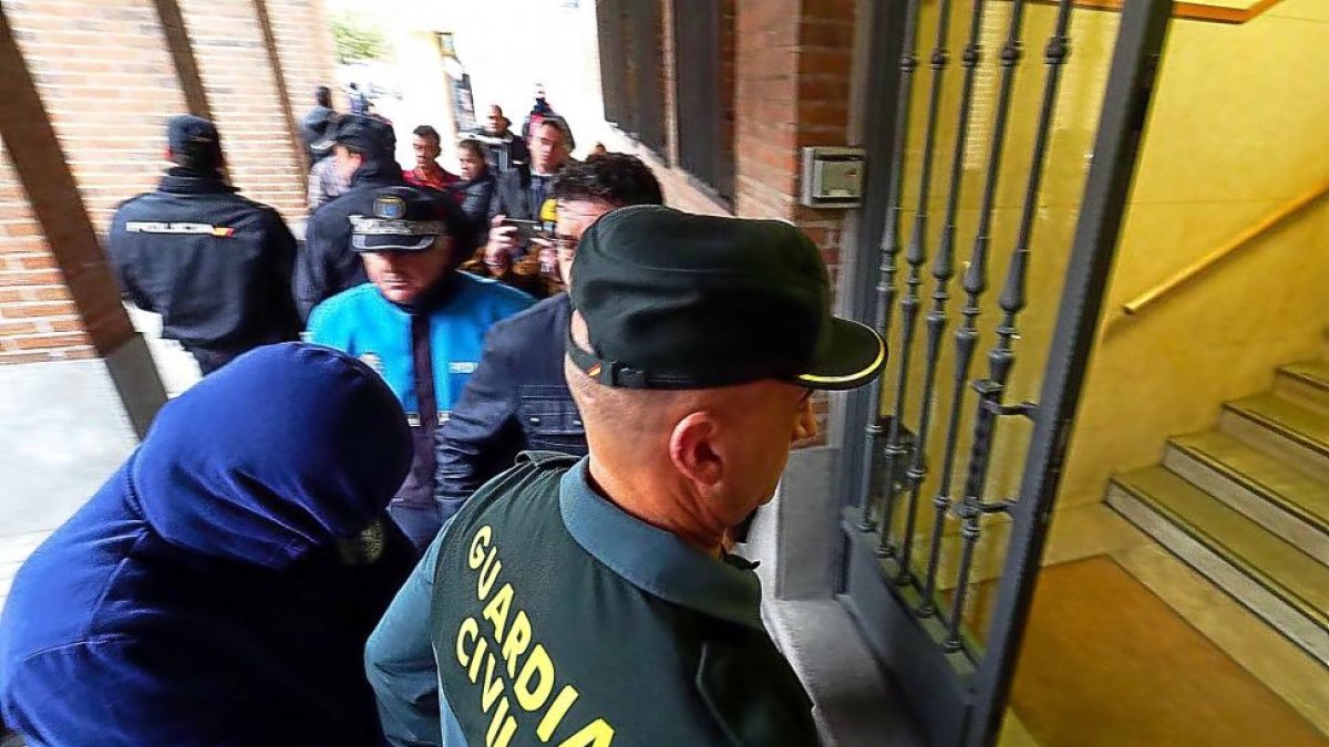 ‘El Terre’ entra en los Juzgados de Medina conducido por un agente, en una anterior comparecencia.-MIGUEL ÁNGEL SANTOS