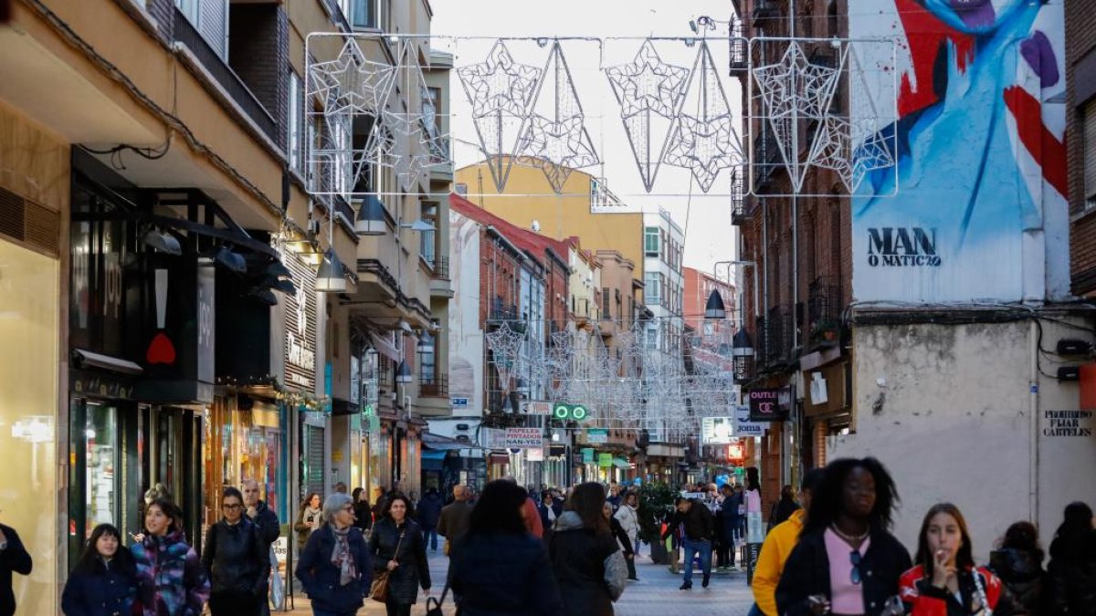 Vallisoletanos paseando por la calle Mantería.- J. M. LOSTAU