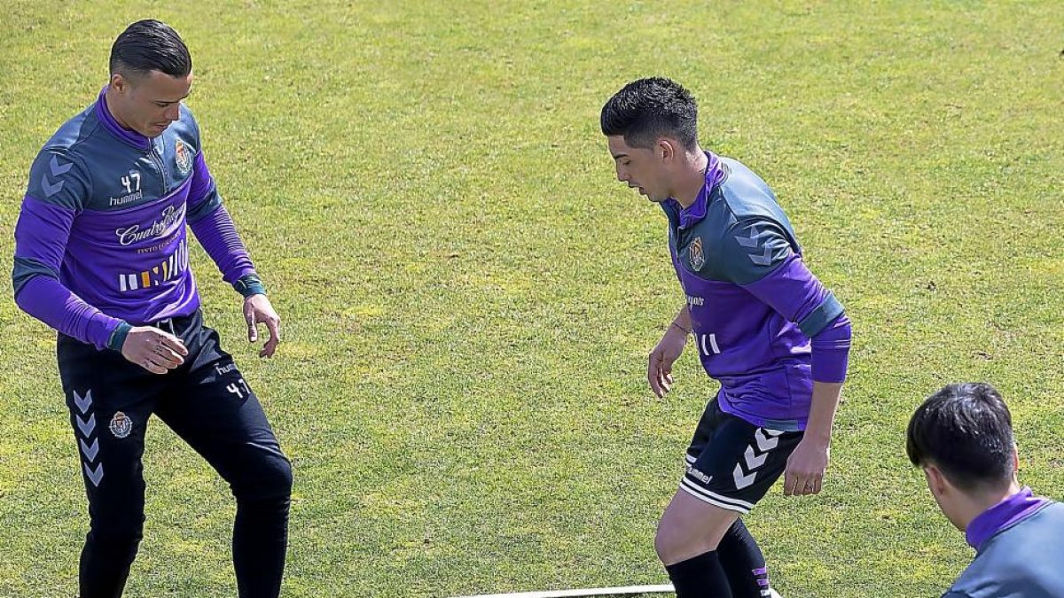 Espinoza intenta pasar ante De Tomás, durante uno de los rondos de ayer.-PABLO REQUEJO