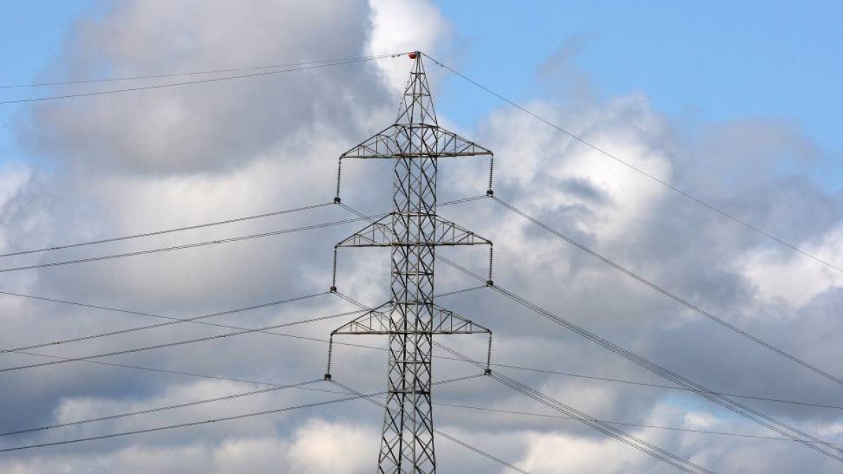 Red eléctrica de alta tensión a su paso por Ponferrada (León)-Ical