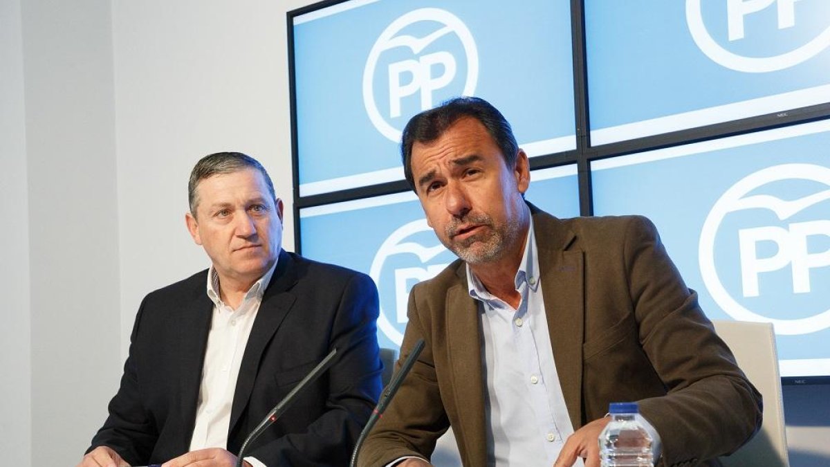 Fernando Martínez-Maillo, y el senador Javier Faúndez.-ICAL